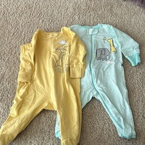 2 pajamas sizes 0-3 neutral for girls or boys